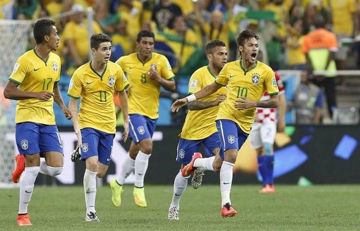 Neymar festeja uno de los dos goles que marcó contra Croacia. (Foto: Efe)
