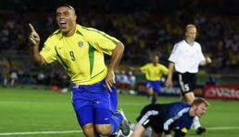 Ronaldo celebra su gol decisivo en la final tras fallo de Kahn