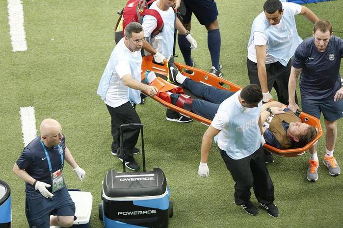 Gary Lewin, fisioterapeuta jefe de Inglaterra, se lesionó el tobillo al celebrar el gol de Sturridge. (Foto: Efe)
